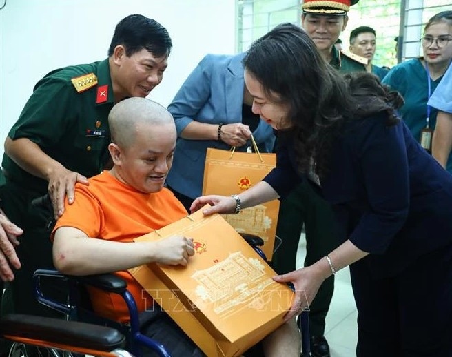 Vice President visits AO/dioxin victims in Hanoi